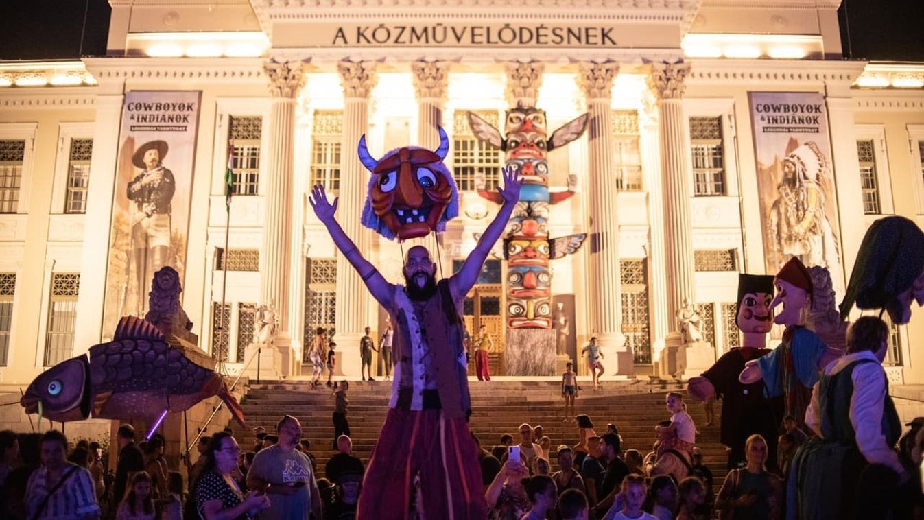 Pénteken óriásbábos felvonulással indul a SZINkópé fesztivál