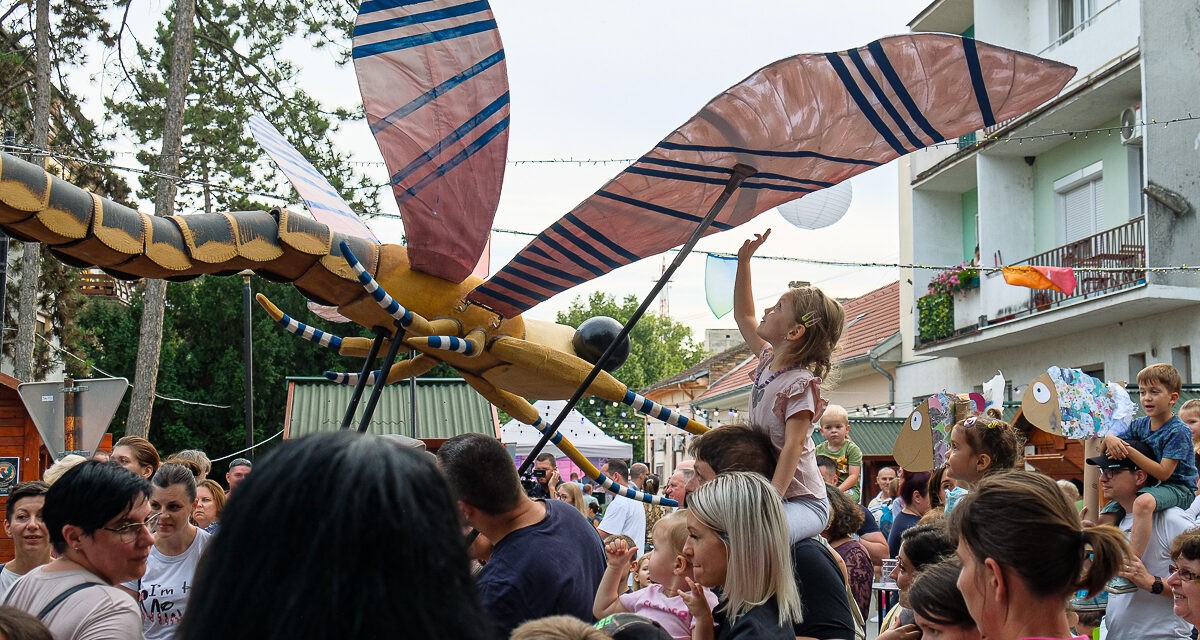 Ellepik az óriásbábok Szegedet! Pénteken találkozhatunk a Fekete Tiszával, és a lenyűgöző Tiszavirággal is a Napfény Városában