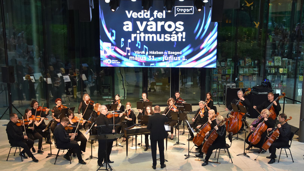 Döngölőbéka, a pödört bajusszal született Rózsa Sándor, az imádott Bach-szvit fuvolaszólóval, egy remek beszélgetés a Szabadtériről és a fésűs egyesítés ábrázolása vonós hangszereken – ilyen volt a Város a házban szombat délutánja