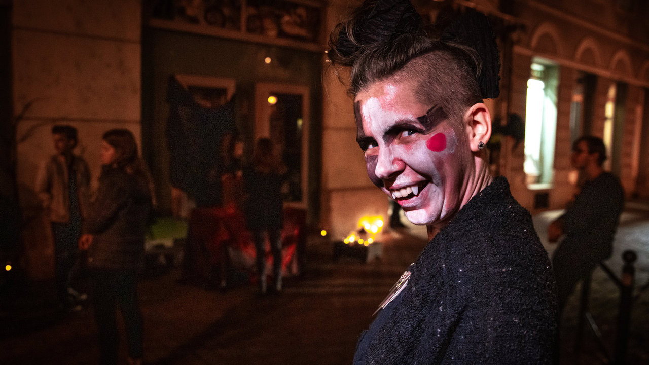 Vörösbor, véresen jó játékok és bábok – egy estére nem a gyerekek játszóháza volt a Kövér Béla Bábszínház