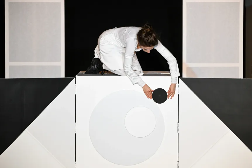 Mit keres egy baba a színházban?