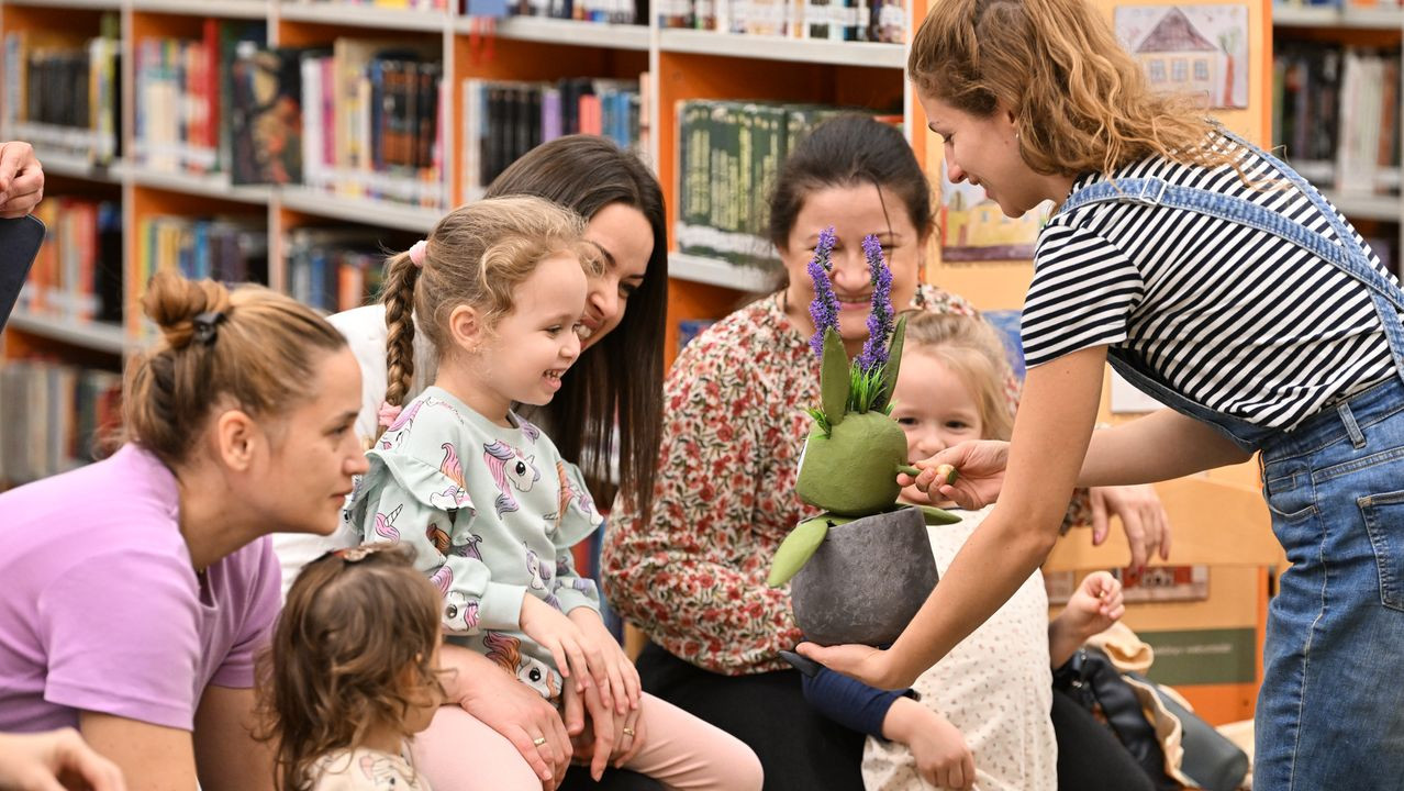 Bábmustra színészekkel a könyvtárban
