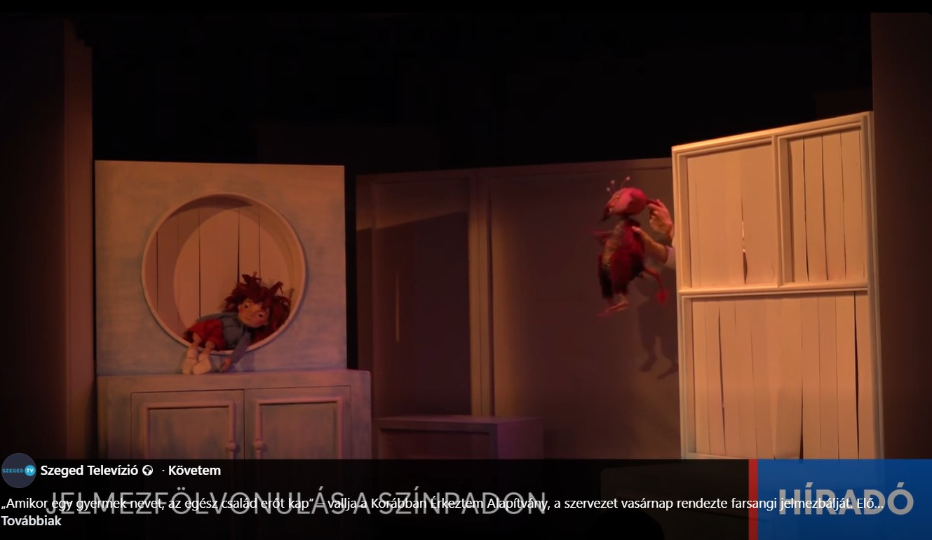 Jelmezfölvonulás a színpadon