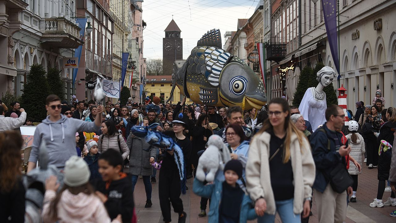 Óriásbábokkal táncolva ünnepelték a bábszínházi világnapot a Móra-parkban