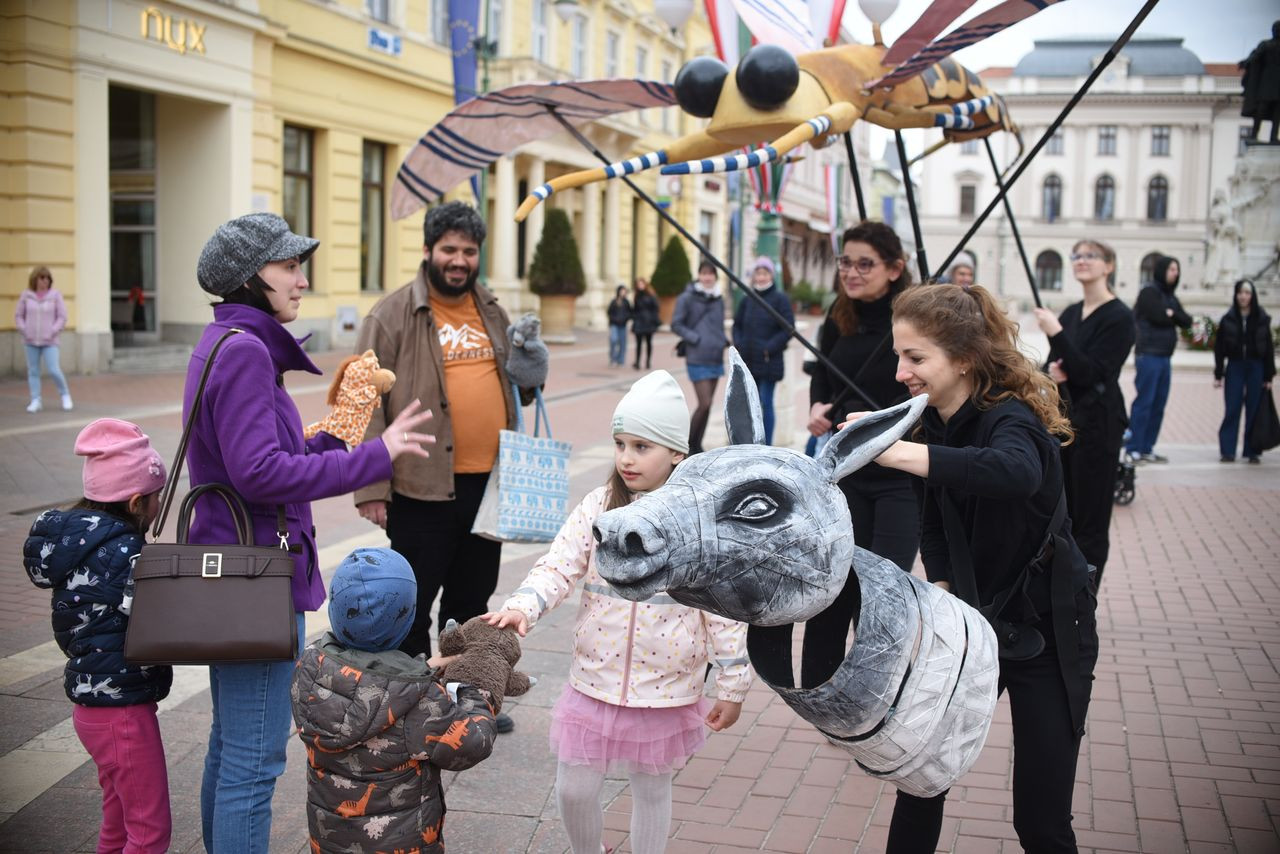 Mindenki hozzon magával még egy bábot! – Utcára vonultak a hétvégén a bábosok