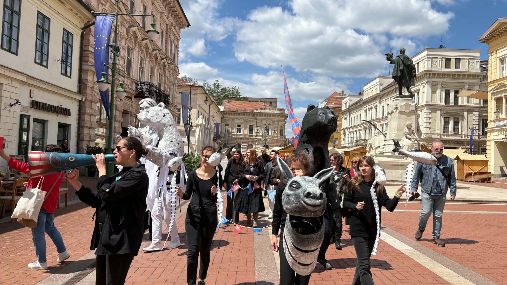 Elstartolt a 10. Zsigmond Vilmos Nemzetközi Filmfesztivál – óriásbábok lepték el Szeged belvárosát!
