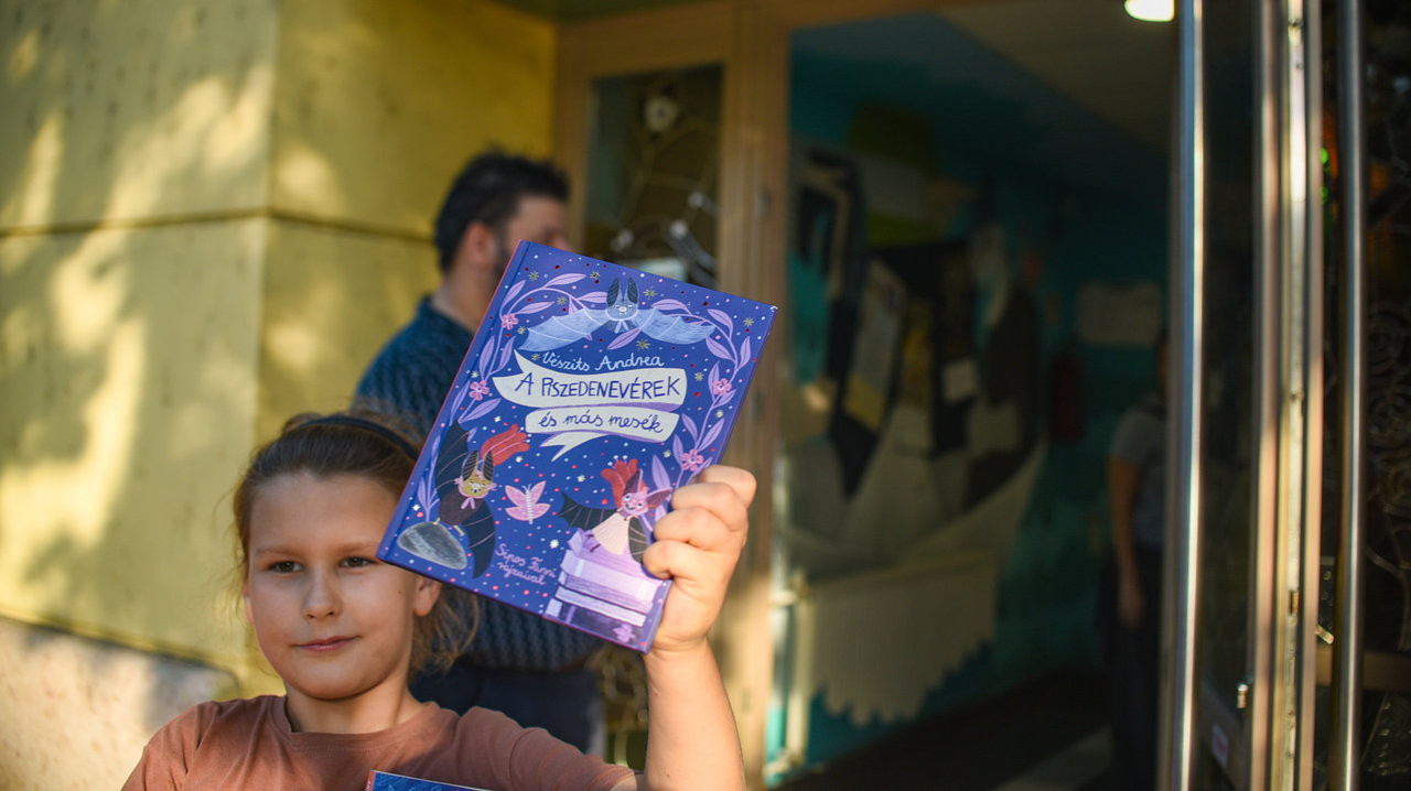 Útra kelt a plüsspárduc, a könyvtárossá lett denevér és a két szegedi papucs a bábszínházban